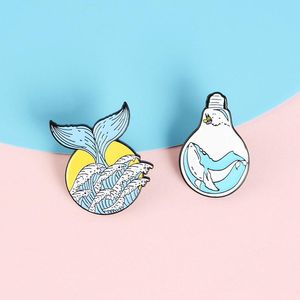 Alfileres, broches Cool Cartoon Lapel Pin Broche Bombilla Sun Tail Ballena en forma de aleación Creative Cute Paint Esmalte Kids Badge Gift