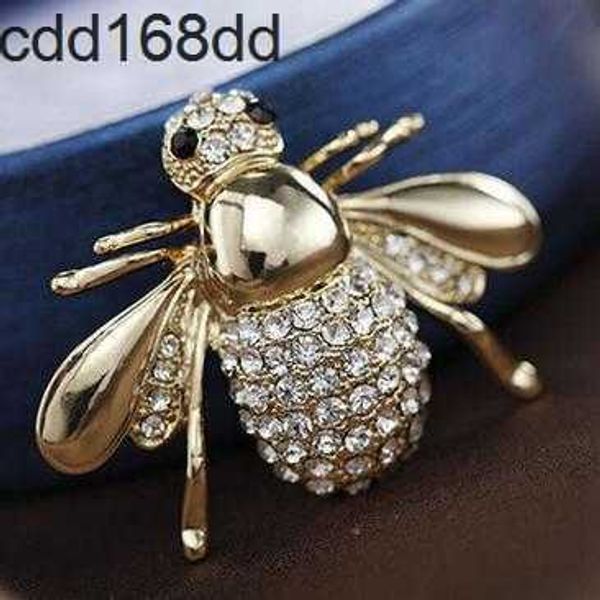 Alfileres Broches Lindo broche de abeja traje de diamantes de imitación escote falda larga cárdigan pin femenino