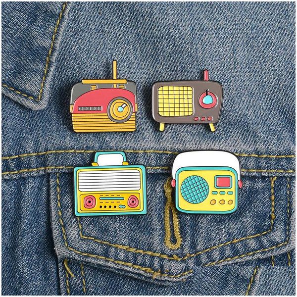 Pines Broches Lindo Pequeño Divertido Radio TV Esmalte Para Mujeres Chica Hombres Regalo De Navidad Camisa Demin Decoración Broche Pin Metal Kawaii Insignia Dro Dhc4H