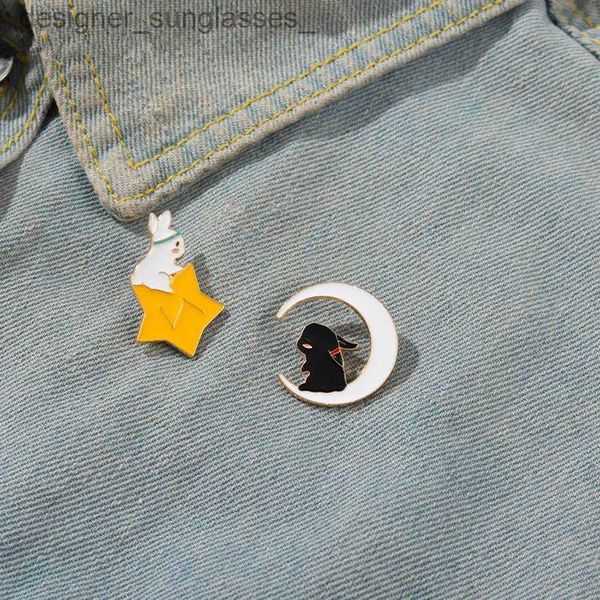 Alfileres Broches Lindo The Untamed Esmalte Pines Negro Conejo Blanco Luna Estrella Broche Bolsa Tela Lel Pin Insignia Animal de dibujos animados Regalo de joyería WholesaleL231117