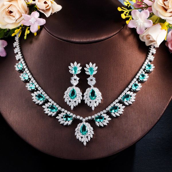 Broches Broches CWWZircons 2Pcs CZ Vert Cubic Zircon Dangle Drop Plume Bouquet De Mariage Mariées Ensembles De Bijoux Collier De Luxe Et Boucles D'oreilles T631 230619