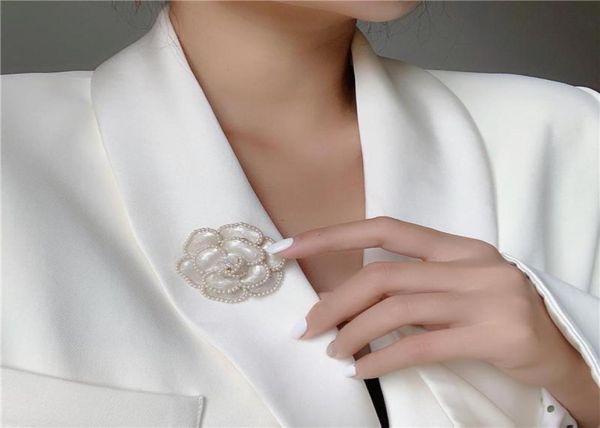 Épingles Brooches Design Black Blanc Camellia pour les femmes Perle Flower Pin Broch Broch Jielry de mariage.