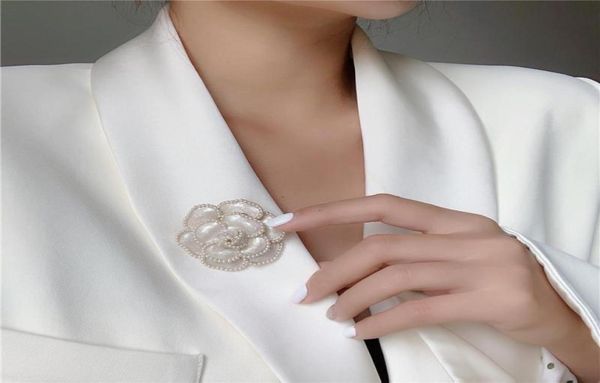 Épingles Brooches Design Black Blanc Camellia pour les femmes Publier des épingles de fleur de perle Broche Broche Bijoux de mariage7424737