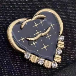 Broches Brooches Designer Brooch Pin Broche Fashion a Cgletter Gold plaqué Sier Crystal Pearl Women Brand Letter Brooches Pins Romantic Couple Gift Y240324