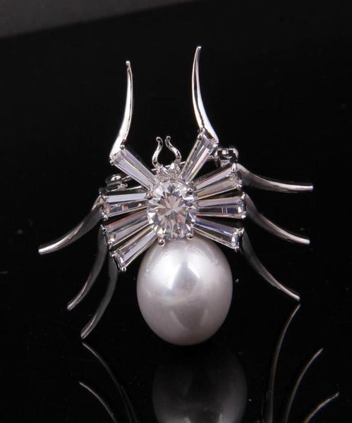 Épingles Brooches Designer pour femmes Spider Vintage Animal Pearl PlantShaped Bijoux Crystal Brooch Pin Lady Girls 20216803572