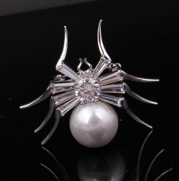 Épingles Brooches Designer pour femmes Spider Vintage Animal Pearl PlantShaped Bielry Crystal Brooch Pin Lady Girls 20213282755