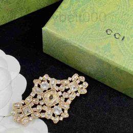 Pinnen, broches ontwerper mangxing gevormde volledige diamant ultra sprankelende artistieke broche gemaakt van messing materiaal voor kledingdecoratie, uitgehold vrouwen 8NAc