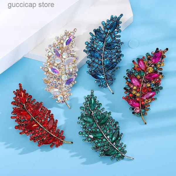 Pins Broches Dmari luxe broche broche cristal étincelant plume Badge 5 couleurs verre épinglettes classique femmes broche fête bijoux Y240329