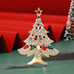 Broches Broches Dmari Nouvel An Cadeau Mignon Strass Arbre Badge Arbre De Noël Broche Broche Femmes Bijoux Accessoires Pour Vêtements Y240329