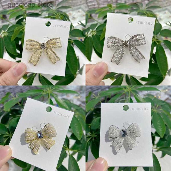 Pines Broches Dmari Mujeres Broche Tiny Pearled Rosette Solapa Pins Bow Tie Forma Insignia para ropa Accesorios de boda Joyería de lujo Y240329