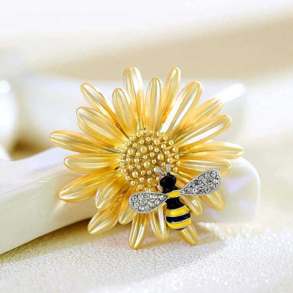 Épingles Broches Élégant coffre de tournesol abeille adapté aux femmes épingles en émail marguerite écharpes douces clip sur bijoux col décontracté épingles insectes broches G220523