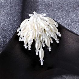 Épingles Broches Broche pendentif perle élégante et élégante adaptée aux robes de mariée gland à la mode et créatives des femmes corset accessoires cadeaux G220523