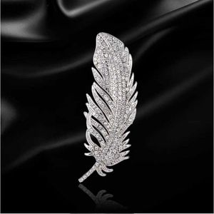Broches épingles broche élégante argent cristal plume broche adaptée aux femmes luxueuses plante alliage en alliage broche pour femmes bijoux épingle de sécurité wx