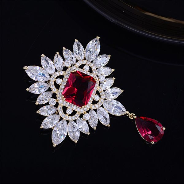 Broches Broches Exquis Baroque Cour Badge Zircon Broche pour Femmes Vintage Rouge Cristal Manteau Chandail Bijoux Accessoires 230621