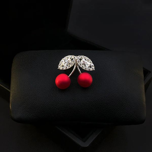 Pins Broches Exquise petite broche cerise haut de gamme femmes fruits rouges décolleté broche costume pull accessoires strass bijoux cadeaux de mariage 231218