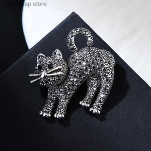 Pins Broches Mode Schattige Angry Little Cat Broches voor Vrouwen Vol Strass Luxe Ontwerp Klassieke Cartoon Dier Broche Pins Sieraden Geschenken Y240329