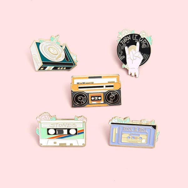 Alfileres Broches Moda Hip Hop Rock Cinta Metal Esmalte Broche Moda Retro Gramófono Grabadora Insignia Personalidad Solapa Mochila Joyería GiftPi