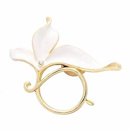 Broches Broches Mode Belle Alliage Émail Blanc Fleur Magnétique Simple Beau Clip Magnétique Porte-Lunettes Broche Pour Les Femmes Conception 231208