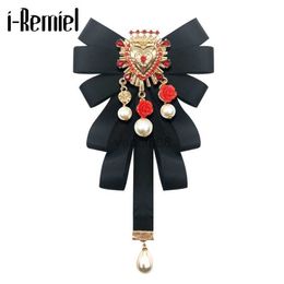 Broches Broches Mode New Vintage Court Tissu Perle Arc Broche Cravate RetroWalking Show Collier Bowknot Broches et Broches pour Femmes Accessoires HKD230807