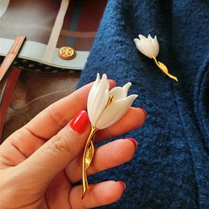 Pinnen broches mode dames broche pin elegante witte tulp bloemlegering lelie bloembroches dames sieraden cadeau shirt shirt decoratie z0421