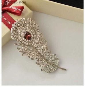 Broches Broches à la mode et exquise broche en plumes de paon cloutée avec robe en Zircon rouge accessoire de bal cadeau pour femme Y240329