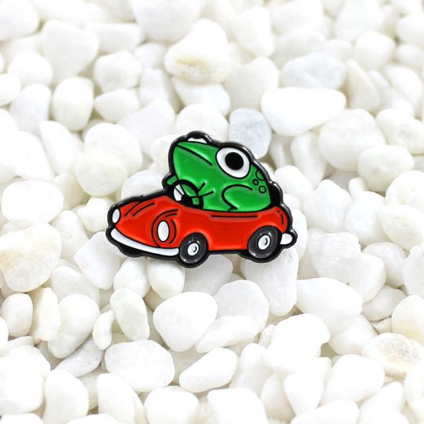 Broches Broches Grenouille conduisant une voiture à essence rouge Broche en émail Animal de bande dessinée mignon badge Denim tshirt sac à dos personnalité broche Envoyer des cadeaux aux enfants Z0421