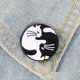 Pins broches grappig schattig zwart wit kitten hing round cartoon knuffelende kat email pinnen legering broche voor meisjes denim shirt badge je dhspm