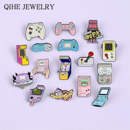 Épingles broches amoureux du jeu Console de poche pour animaux de compagnie Robot Gashapon Machines manette de jeu plus des années 90 épingles en émail bouton Badges256i