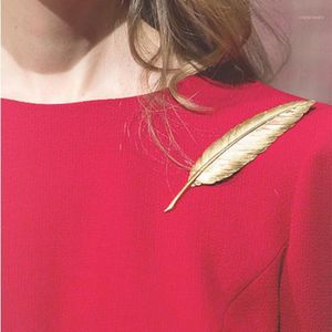 Pins, Broches Gold Trouwjurk Leaf Charm Broches Pak Pins Up voor Bijoux Cachecol Revers Pin Geplated Fashion Broche