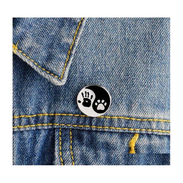 Pins broches Hand Dog Path Taiji Ying Yang Yang Black White Round Pins Pin de la solapa Amante Amigo Broach Joyería Drop entregada Dhjc6