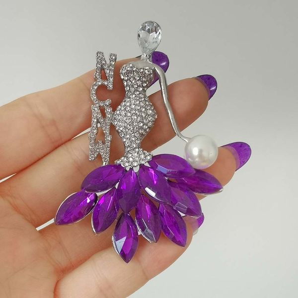 Broches Broches À La Main Personnalisé Lettre Grecque NCNW Violet Blanc Couleur De Luxe Gance Fille Broche Collier Robe Accessoire En Gros 230616