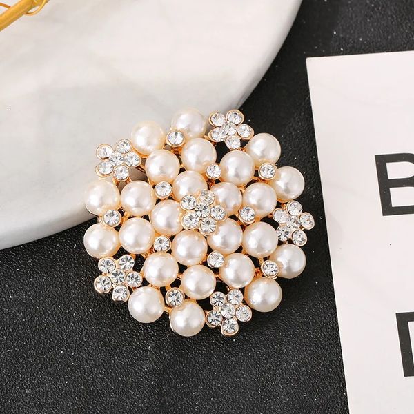 Épingles Broches Broche de couronne circulaire en strass plaqué argent de haute qualité, imitation perle, adaptée au collier de perles luxueux pour femmes, mariage 231206