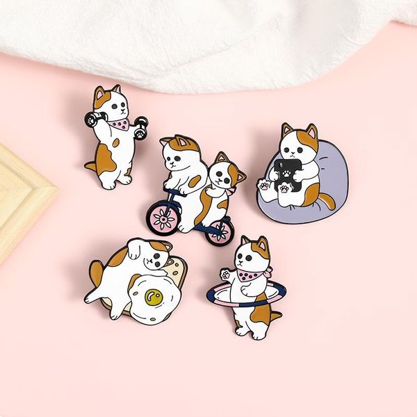 Broches, Broches HOSENG Vilain Mignon Chaton Fitness Regarder la TV Vélo Blanc Animal Broche Femmes De Luxe Émail Pin Badge Bijoux Cadeau HS_619