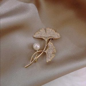 Pins Broches Hot selling ginkgo blad zirkoon schapenvacht jurk accessoires prachtige sieraden groothandel vrouwen geschenken G230529