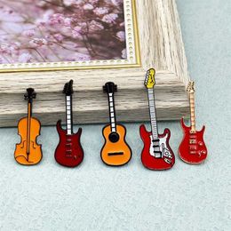 Pins broches hot verkopen nieuwe muziekinstrumenten serie elektrische gitaar viool yukri metal email broche mode persoonlijkheid pin badge cadeau z0421