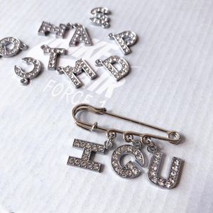 Pins broches ins Aangepast Naam Crystal 26 Engelse letters Pin Accessoires voor vrouwen mannen Diy schoengesplieren Hoed kleding Rapel SeaU222222