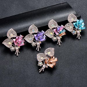 Pins, broches Iyoe handgemaakte zachte klei bloem strass crystal blad pins voor vrouwen antieke gesimuleerde parel broche bruiloft sieraden