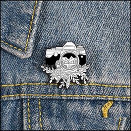 Pins broches sieraden outdoor avontuur reiscamera bergbloem cowboy rugzak badge European unisex legering emaille kledingspelden toegang