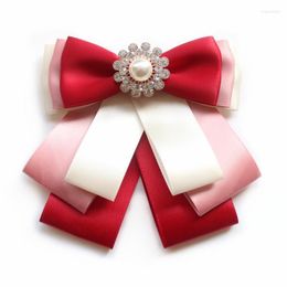 Pins broches Korean Ribbon Bowknot Broche Rhinestone Pearl Bow stropdas Hirt Jurk Kraag Fashion voor vrouwen accessoires Seu22