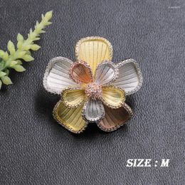 Pins Broches Lanières Bijoux De Mode Floraison Élégante Fleur Broche Broche Pour Filles Femme Banquet Quotidien Micro Pavé Zircon Cadeaux Seau22