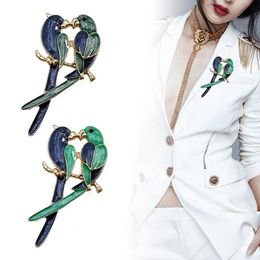 Pins, Broches Mooie Parrot Broche Bird Animal for Women and Men Birds Party Weddings Banket Unisex sjaal accessoires