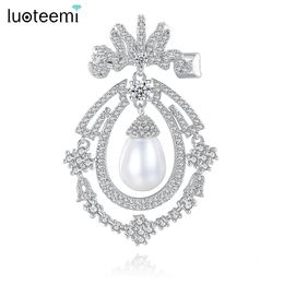 Alfileres Broches LUOTEEMI Shine Cubic Zirconia Broche de diseño único Forma ovalada de lujo Perla simulada Pin para mujer Accesorios de compromiso nupcial 231202