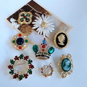 Broches Broches Fleurs De Luxe Couronne Feuille D'érable Beauté Tête Fête De Mariage Des Femmes Foulard En Soie Vêtements Bijoux Accessoires Broche Cadeau G230529