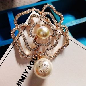 Broches de alfileres de lujo No 5 perlas broches de cristal broche de flores joyería para mujeres joyería de Corea estilo solapa 230411