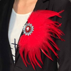 Pins Broches Luxe Red Feather Crystal Corsage Broche Pin Voor Man Vrouwen Pak Kleding Mode Banket Sieraden Bruiloft Accessoires Te Koop 230616