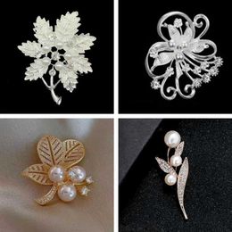 Pins Broches Feuille d'érable broche cristal Imitation perle fleur broches broches pour femmes mariage nuptiale fête bijoux broche nouvelle mode Corsage Z0421