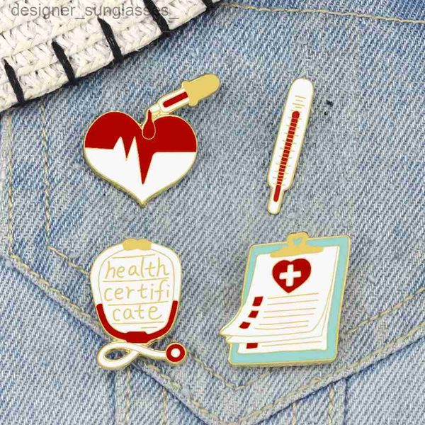 Épingles Broches Broche en émail médical Creative Doctor Stéthoscope Électrocardiogramme Thermomètre Broche Dossier de Soins Infirmiers Forme Infirmière Badge Bijoux GiftL231117