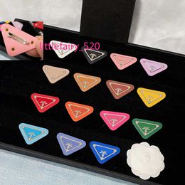 Broches Broches Multicolore Lettre Broche Femmes Hommes En Cuir Triangle Broches Costume Épinglette De Mode Bijoux pour Cadeau Fête