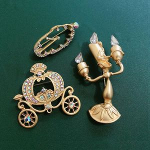 Pins, Broches Muylinda Golden Rhinestones Emaille Cartoon Fairy Tale Candlestick Pins \ Pumpkin Carriage \ misvormde klok pinnen voor vrouwen