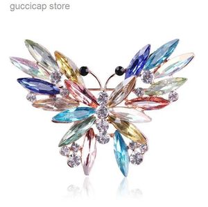 Broches épingles nouveaux délicats belles broche de papillon en cristal coloré pour les femmes bijoux de fête de mode des filles cadeaux d'anniversaire y240329